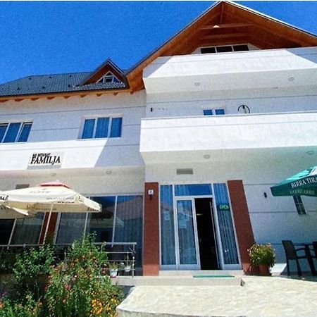 Klos Bar-Restaurant-Hotel-Familja מראה חיצוני תמונה