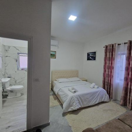 Klos Bar-Restaurant-Hotel-Familja מראה חיצוני תמונה
