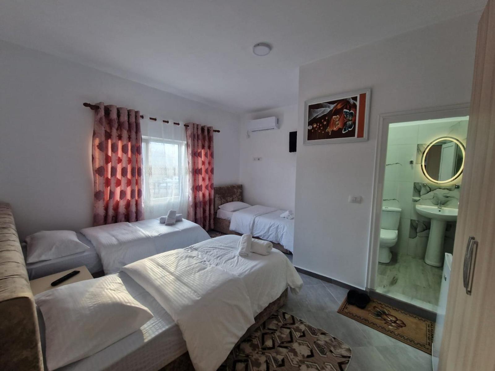 Klos Bar-Restaurant-Hotel-Familja מראה חיצוני תמונה