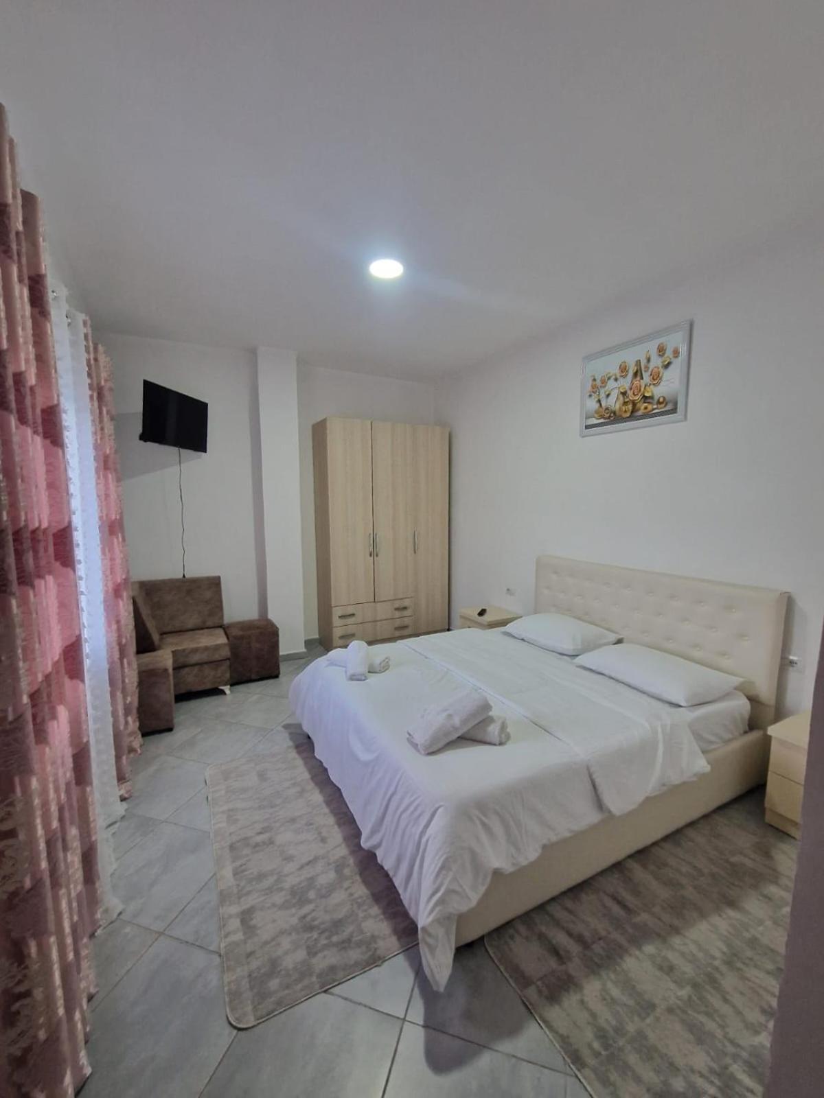 Klos Bar-Restaurant-Hotel-Familja מראה חיצוני תמונה