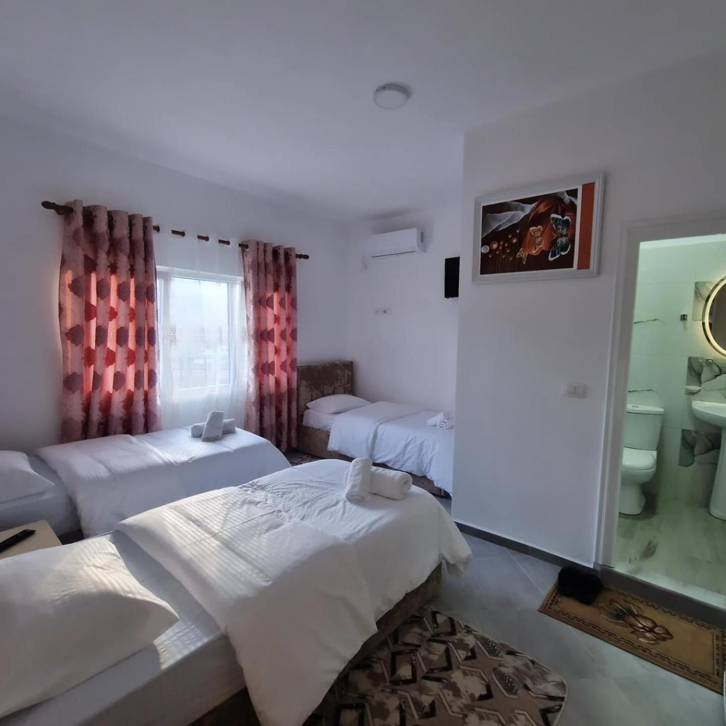 Klos Bar-Restaurant-Hotel-Familja מראה חיצוני תמונה