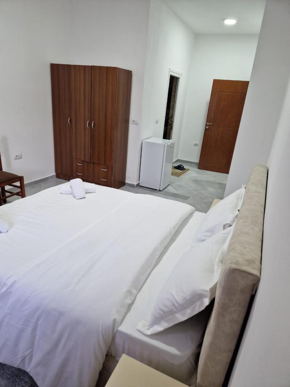 Klos Bar-Restaurant-Hotel-Familja מראה חיצוני תמונה